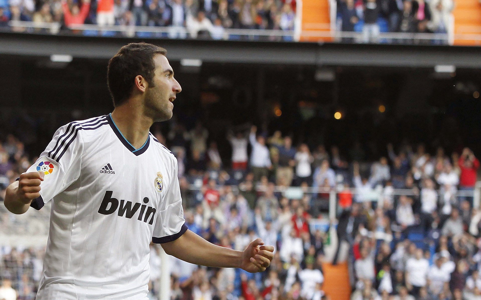 乐鱼体育app下载地址-里昂边路推进撕破防线形成空档,里昂队套