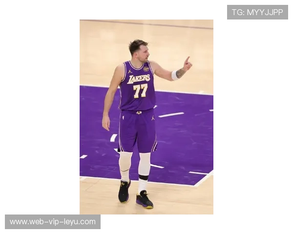 东契奇罚球线外稳稳罚中，独行侠保持气势